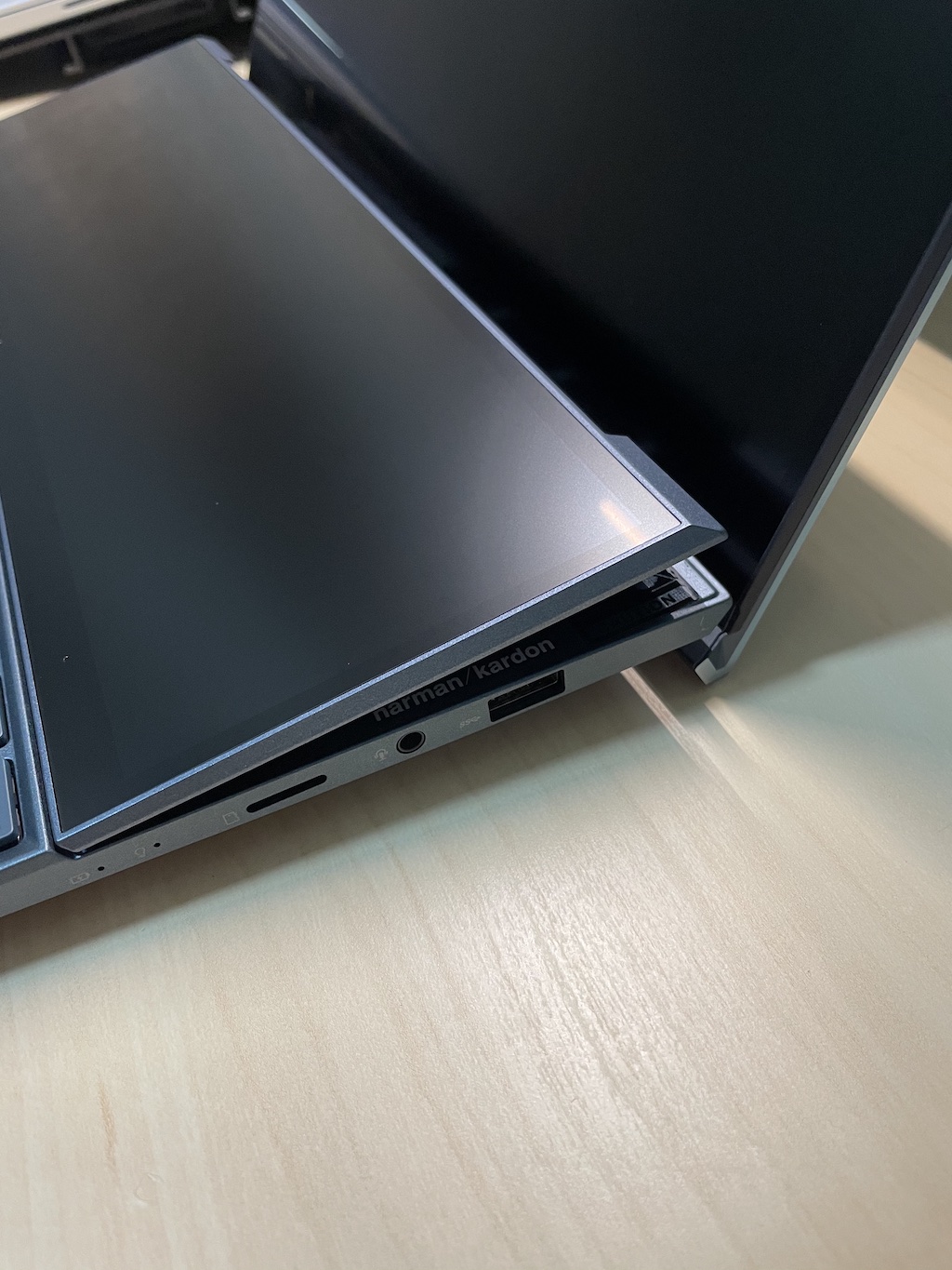 Zenbook Duo 2021 右侧